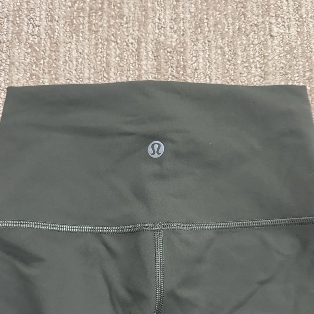 Lululemon Woman's Size 2 Army Green Blissful Bend Super High Rise Shorts - Picture 6 of 7